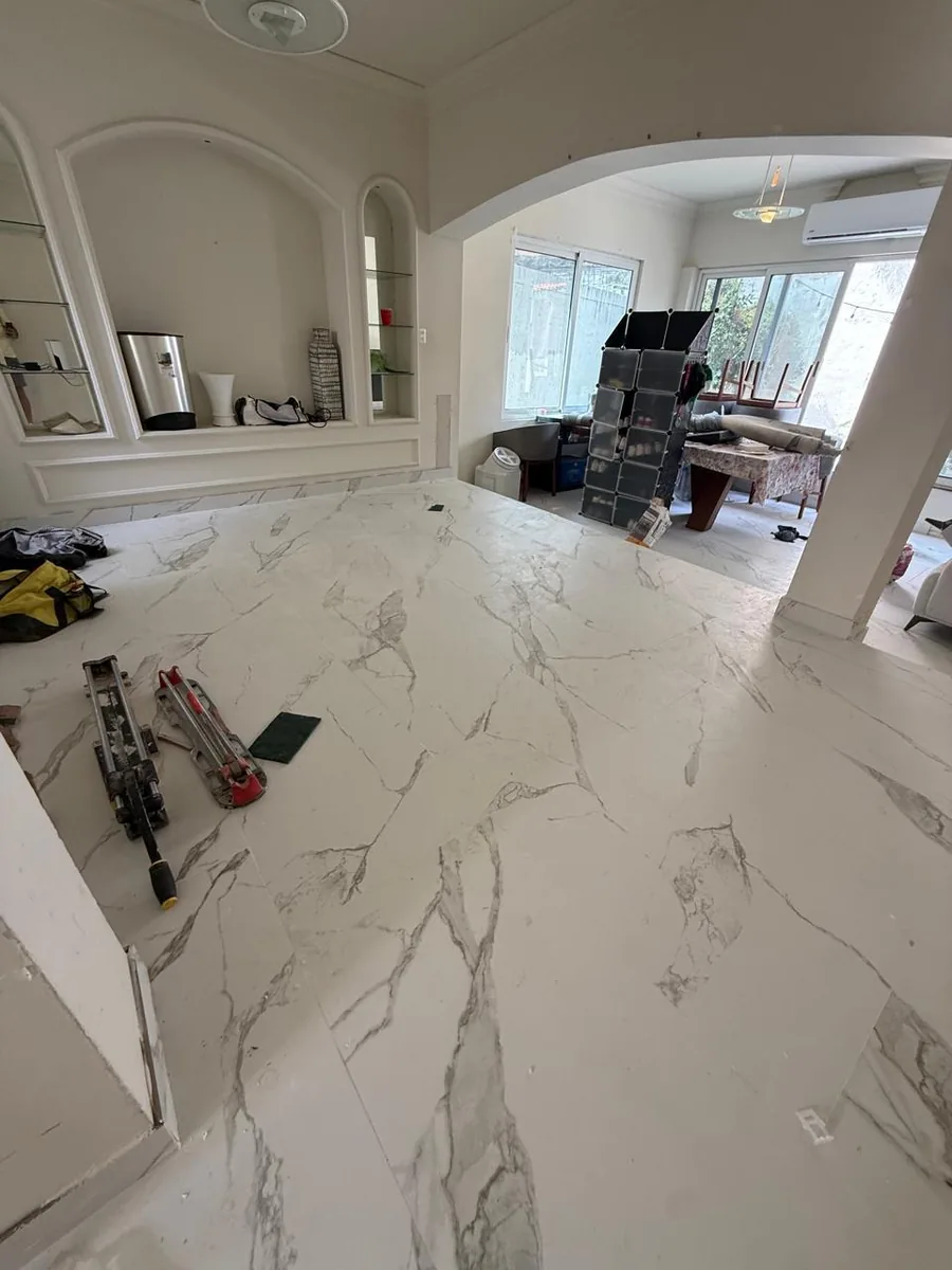 Espacio remodelado integralmente — oficina con mamparas y pisos de cerámica premium — foto 1