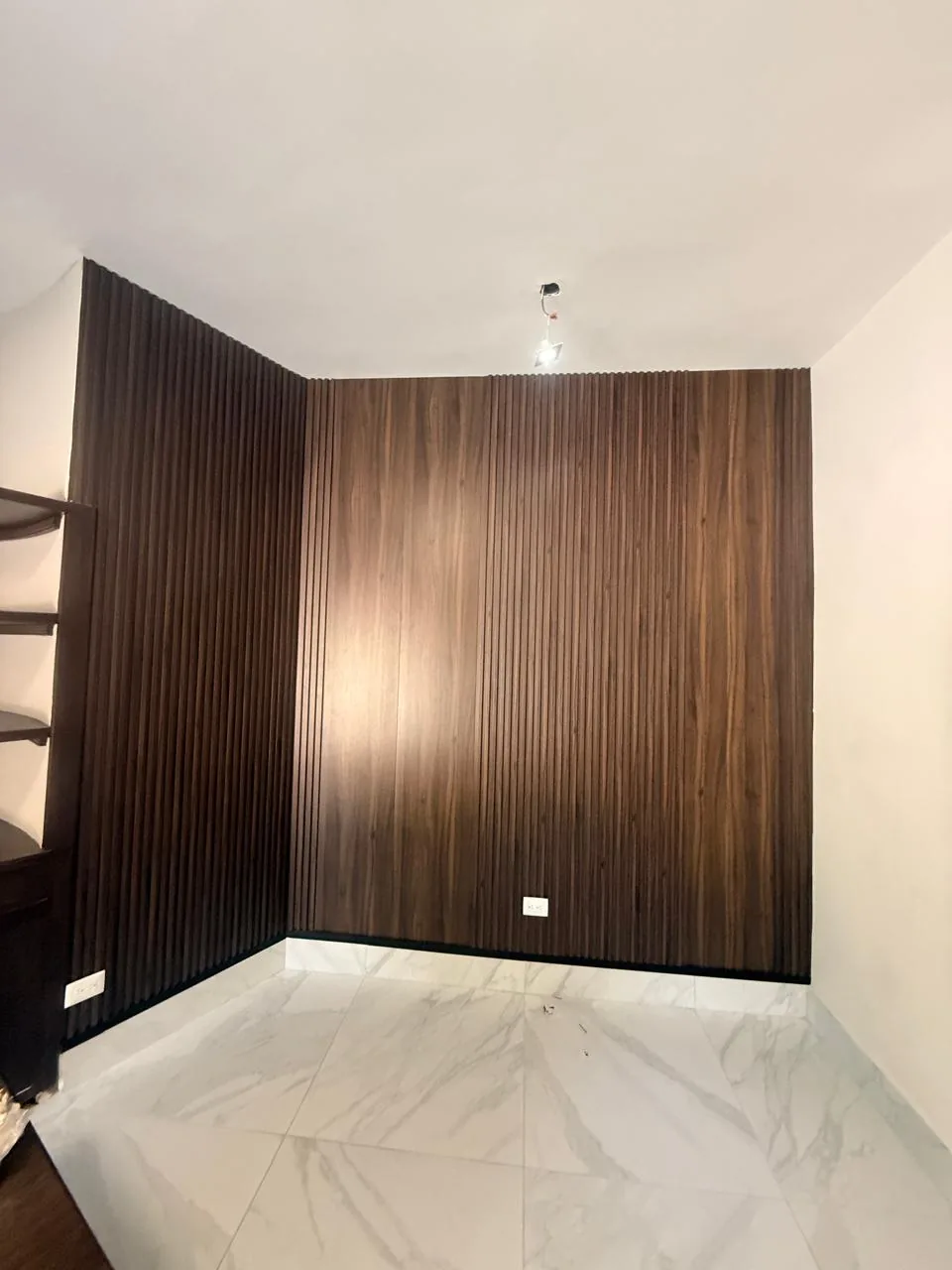 Baño premium remodelado con tina freestanding y doble lavabo de mármol — Level Up Construcción San Pedro