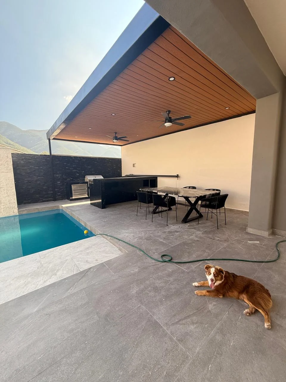 Terraza con asador, pool y Sierra Madre — Level Up Construcción San Pedro